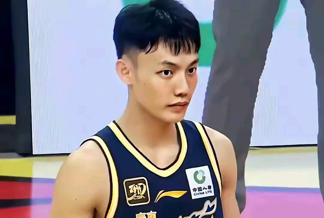 广东宏远训练开放日,清晨外线爆发引欢呼,德甲在即,球探报告显示潜力 广东宏远训练开放日,清晨外线爆发引欢呼,德甲在即,球探报告显示潜力